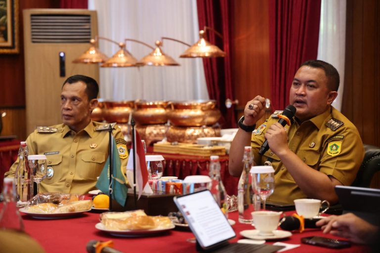 Rapat koordinasi pengelolaan Prasarana, Sarana, dan Utilitas Umum (PSU) yang dipimpin langsung oleh Bupati Bogor, Rudy Susmanto, di Aula Soekarno Hatta, Pendopo Bupati, Cibinong, Senin (20/4/2026).