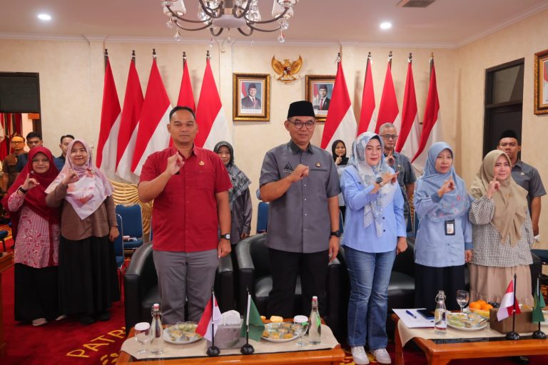 Peluncuran sistem tersebut dilakukan di Kantor Badan Kepegawaian dan Pengembangan Sumber Daya Manusia (BKPSDM), Cibinong, Selasa (28/4), dan diwakili oleh Sekretaris Daerah Kabupaten Bogor, Ajat Rochmat Jatnika.