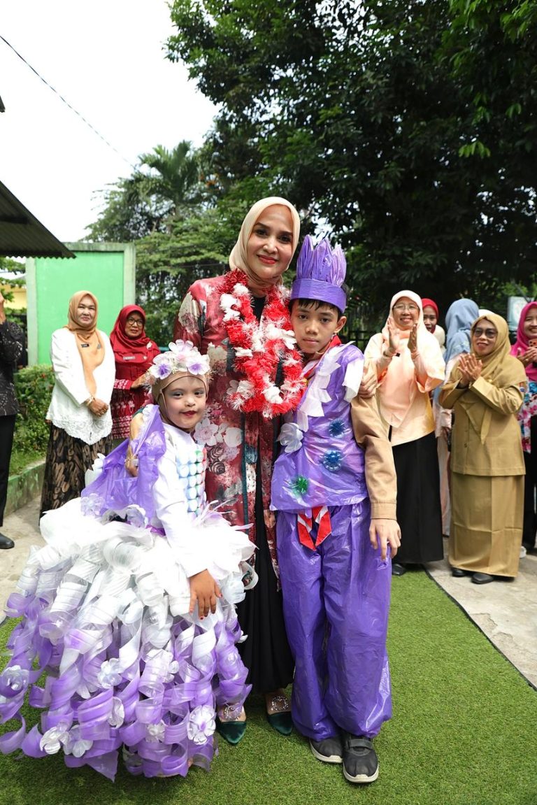 TP PKK Kota Bogor Bagikan Bingkisan ke Siswa SDN Perwira di Hari Kartini 2026, Dorong Program Minyak Jelantah Jesika