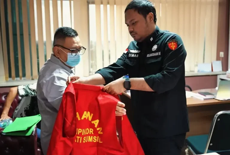 Kejaksaan Tinggi Sumatera Selatan (Kejati Sumsel) menetapkan dua orang tersangka perkara perintangan penyidikan atau obstruction of justice terkait proyek pembuatan dan pengelolaan jaringan/instalasi komunikasi dan informasi lokal desa di Kabupaten Musi Banyuasin (Muba) pada Selasa, 27 April 2026.