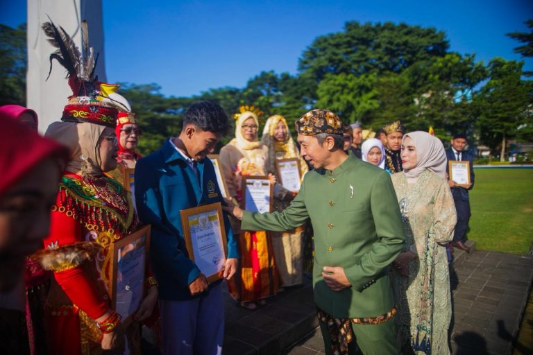 Wali Kota Bogor, Dedie A. Rachim, bertindak sebagai pembina upacara dalam peringatan Hardiknas tingkat Kota Bogor tahun 2026 yang digelar di Lapangan Sempur.