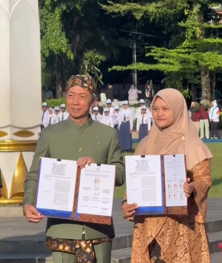 Wali Kota Bogor, Dedie A. Rachim, menyerahkan penghargaan kepada pelajar berprestasi, guru, sekolah, serta para insan dan pegiat pendidikan.