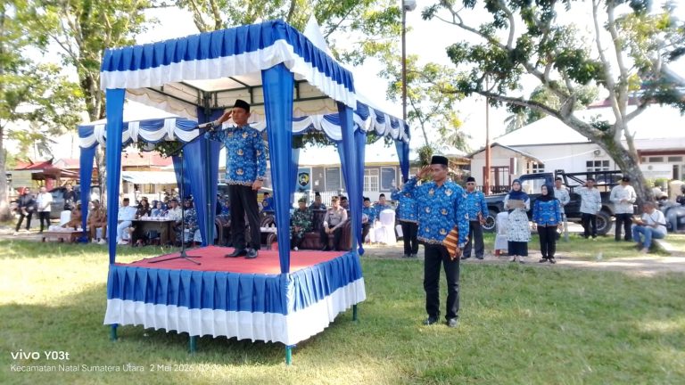 Peringatan Hardiknas 2026, Camat Natal Bacakan Pidato Mendikdasmen RI