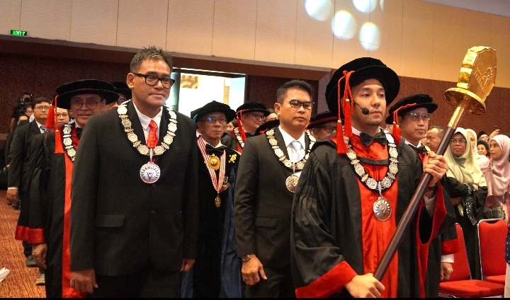 Pimpinan Universitas Pertamina bersama Presiden Direktur Pertamina Foundation Agus Mashud S. Asngari dan Direktur Penunjang Bisnis PT Pertamina (Persero) M.Erry Sugiharto dalam acara Wisuda ke-XIV Universitas Pertamina, di Gedung Sasana Kriya TMII, Senin (25/5/2026).