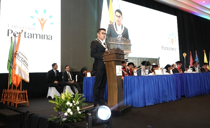 Direktur Penunjang Bisnis PT Pertamina (Persero) M.Erry Sugiharto memberikan sambutan dalam acara Wisuda ke-XIV Universitas Pertamina, di Gedung Sasana Kriya TMII, Senin (25/5/2026).