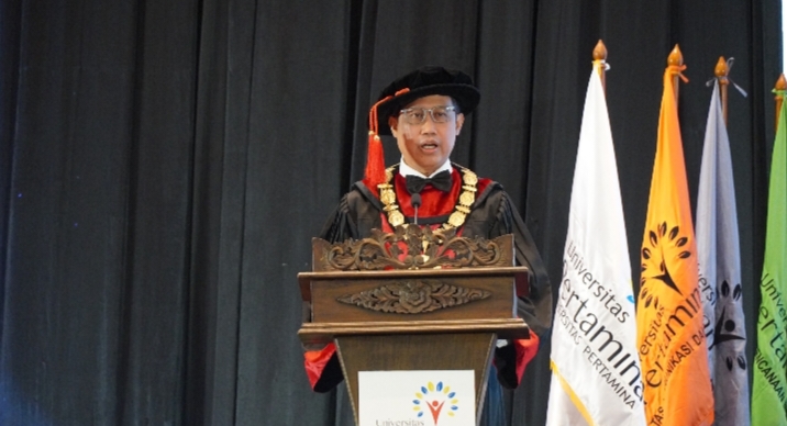 Pjs Rektor Universitas Pertamina Prof. Dr. techn. Djoko Triyono memberikan sambutan dalam acara Wisuda ke-XIV Universitas Pertamina, di Gedung Sasana Kriya TMII, Senin (25/5/2026).