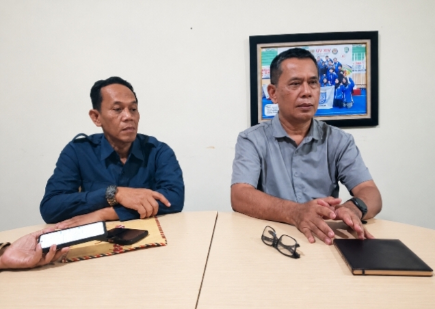 Ketua Umum KONI (Komite Olahraga Nasional Indonesia) Kota Depok, Herry Suprianto bersama Humas KONI Depok, Hendri saat dikonfirmasi di Kantor KONI Depok pada Selasa (26/5/26).