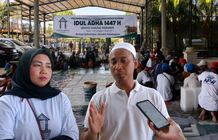Pimpinan White House Premier, H. Rudiman bersama isteri.