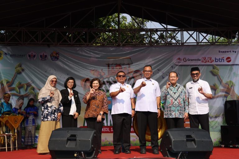 Mewakili Bupati Bogor Rudy Susmanto, Sekretaris Daerah Kabupaten Bogor, Ajat Rochmat Jatnika, menegaskan bahwa kegiatan seperti Festival Anak Hebat memiliki peran strategis dalam membentuk generasi unggul yang tidak hanya cerdas secara akademik, tetapi juga berkarakter kuat.
